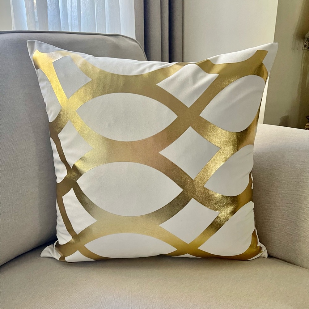 TwoLuxury white and gold foil pillow Size 22x22 in - Picture 4 of 13